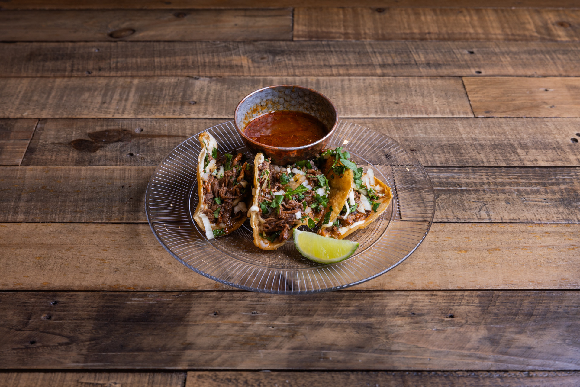 Birria-tacos med consomé och lime