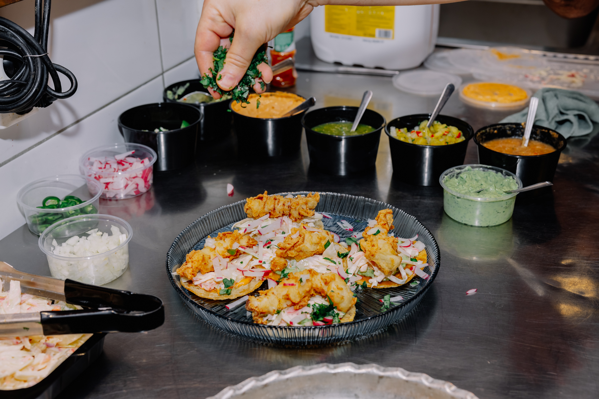 Tacos toppas med färsk koriander i Mexiks kök